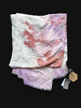 ✨Vince Camuto pink and white tie-dye scarf with frayed edges, size S✨